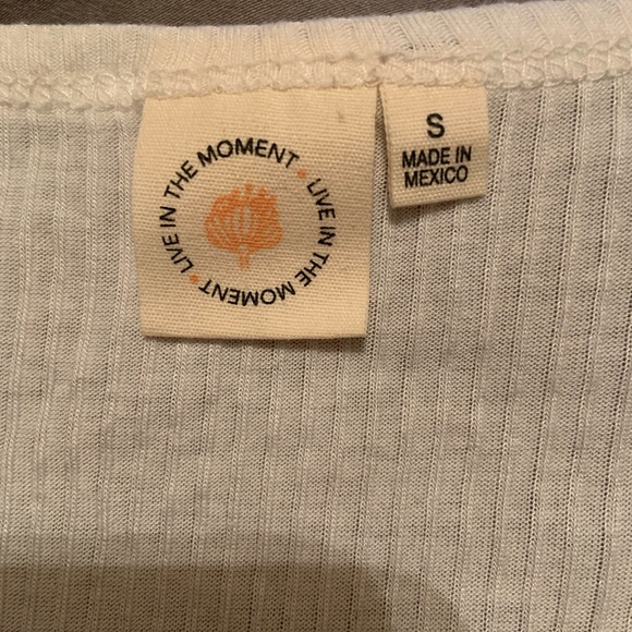 LIVE IN THE MOMENT Frilly T-Shirt - Picture 3 of 3